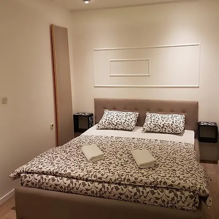 Mika Апартаменти *